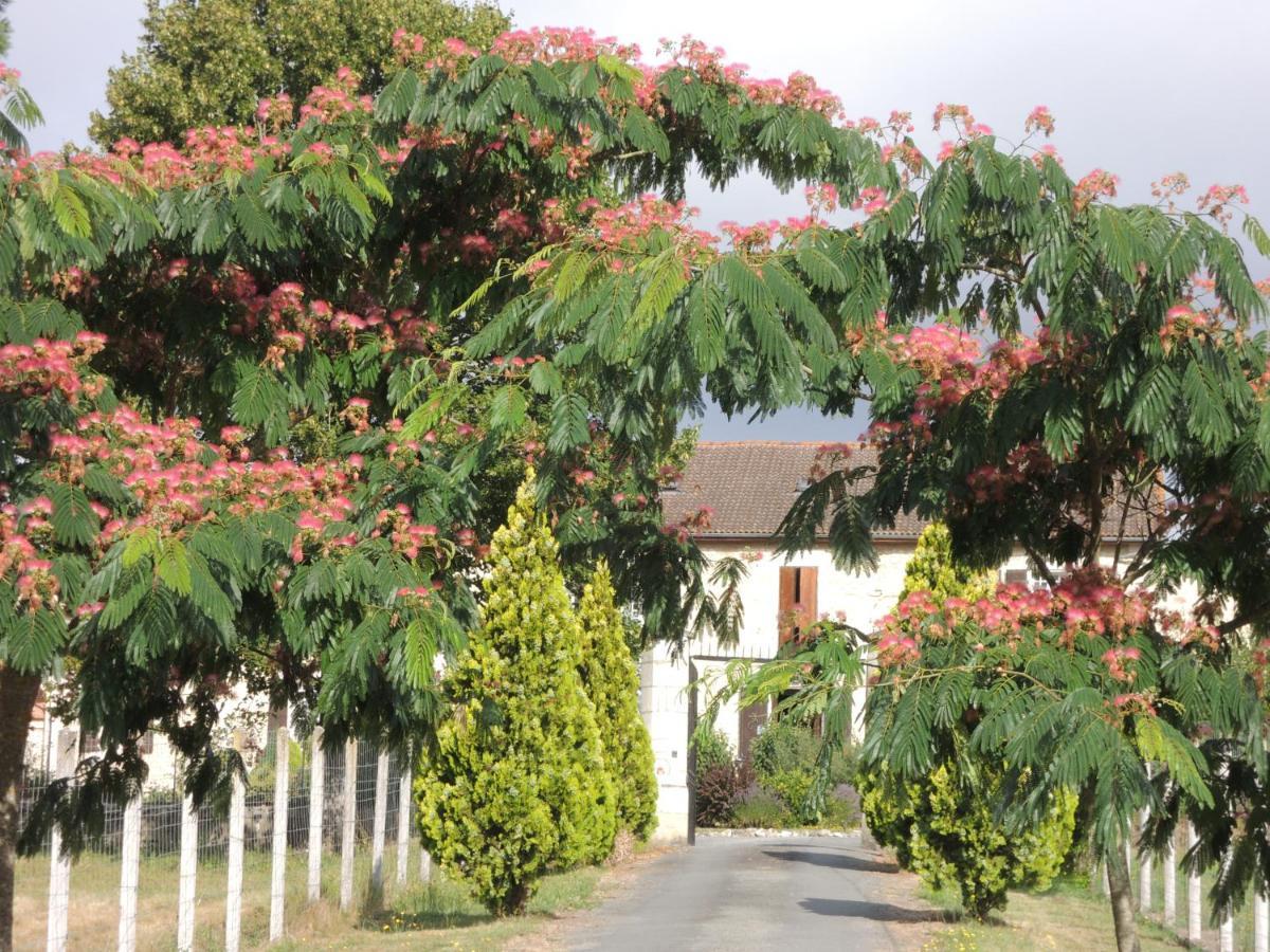 Le Logis Des Quatre Puits Bed & Breakfast Neuvicq-Montguyon Exterior photo