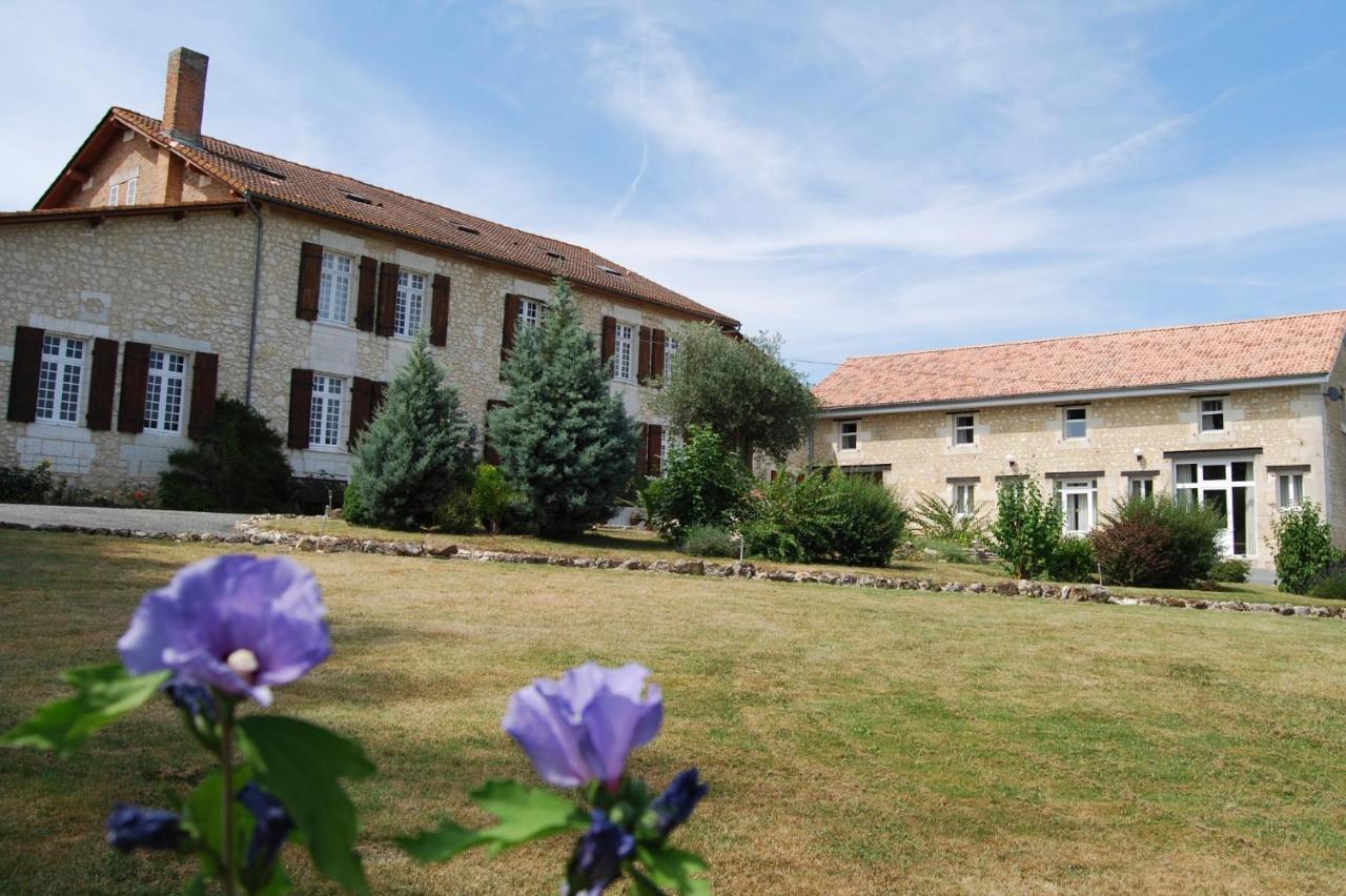 Le Logis Des Quatre Puits Bed & Breakfast Neuvicq-Montguyon Exterior photo