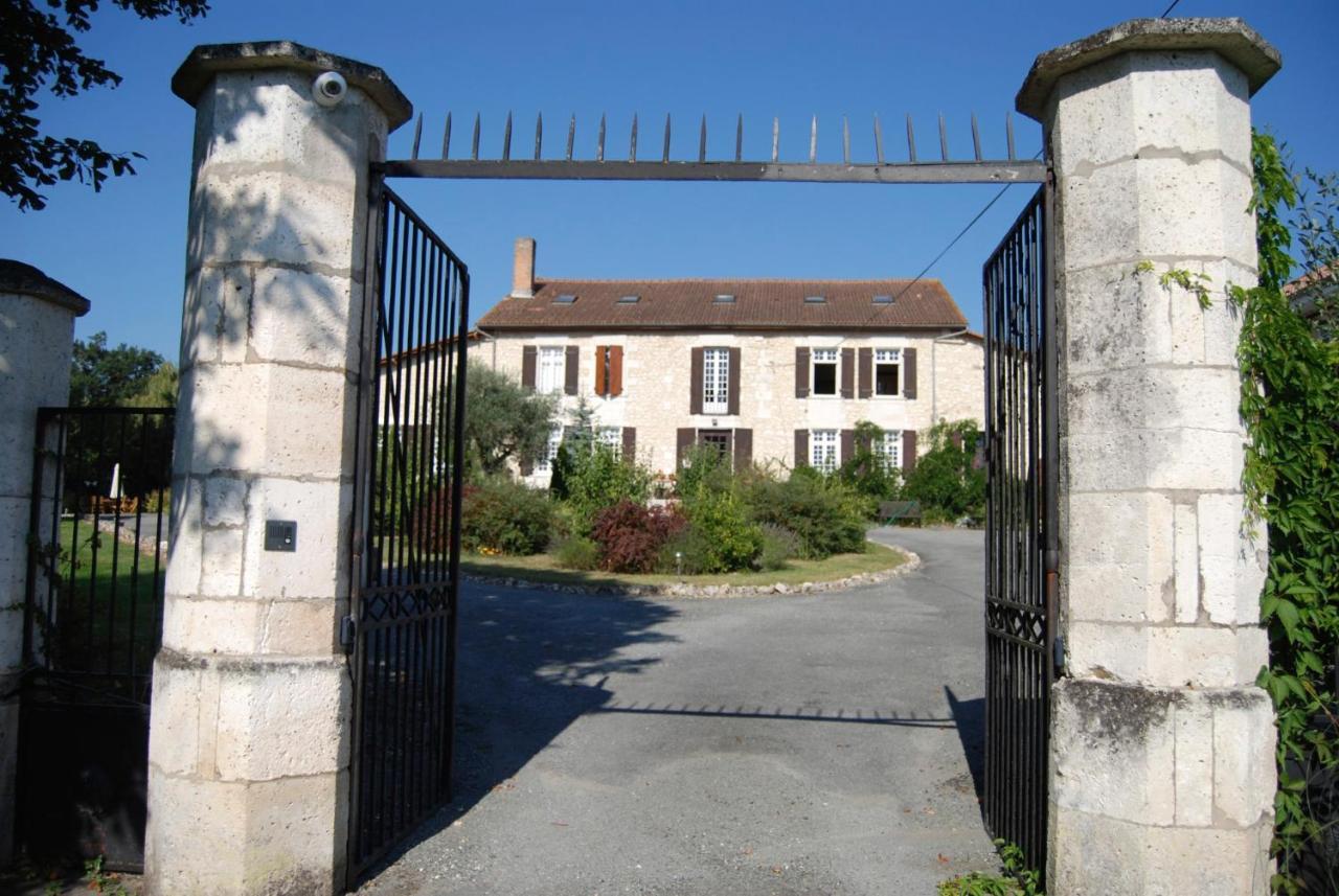 Le Logis Des Quatre Puits Bed & Breakfast Neuvicq-Montguyon Exterior photo
